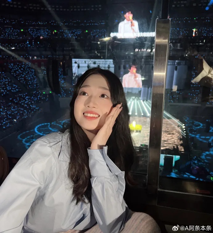 “阿条姐”黄雨婷深夜晒照！网友：又幸福了！