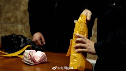 司机见乘客竟是7万多现金 果断报警