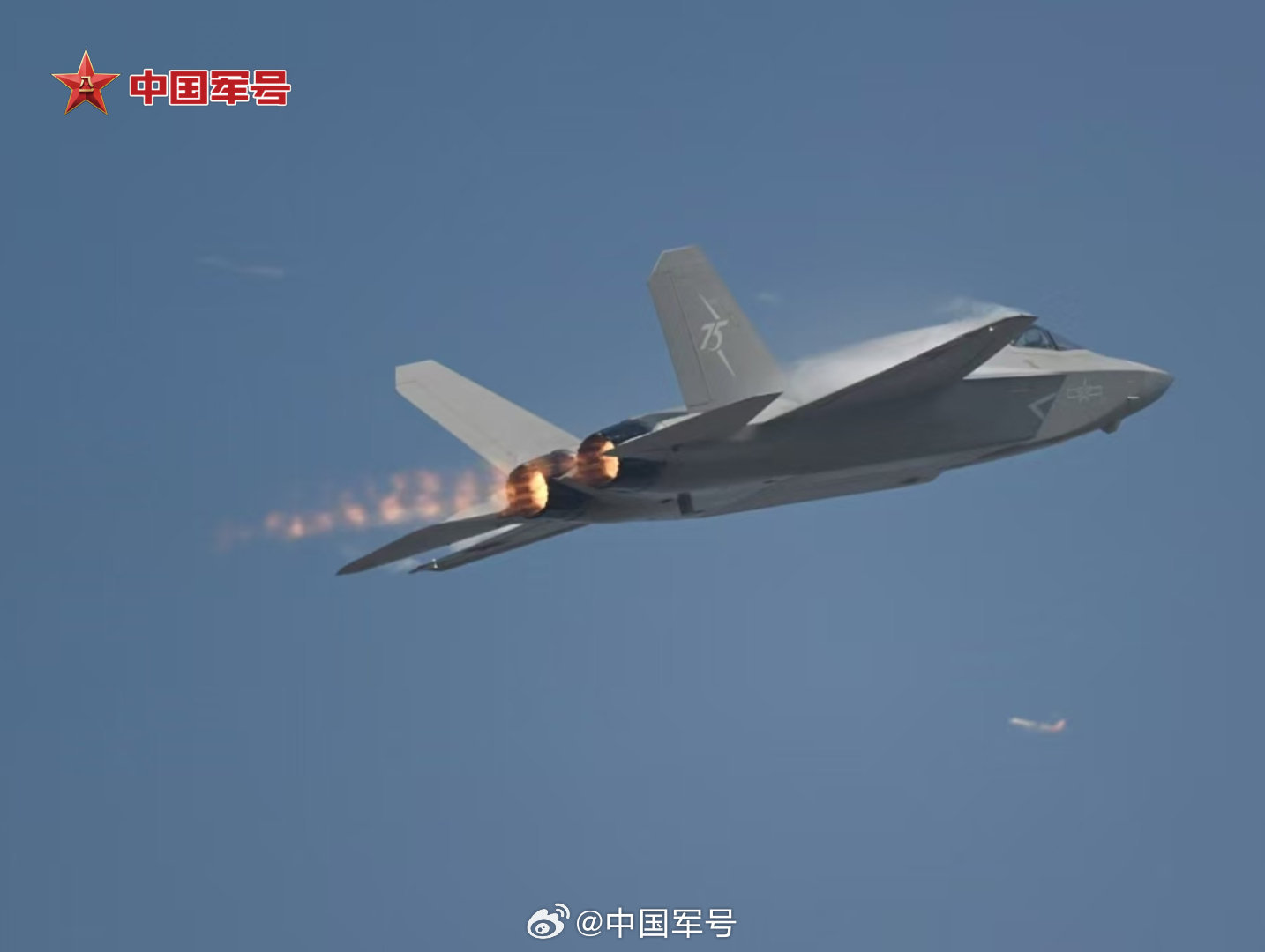 帅到窒息!歼-35A开加力出现“马赫环” 帅到窒息!歼-35A开加力出现“马赫环”