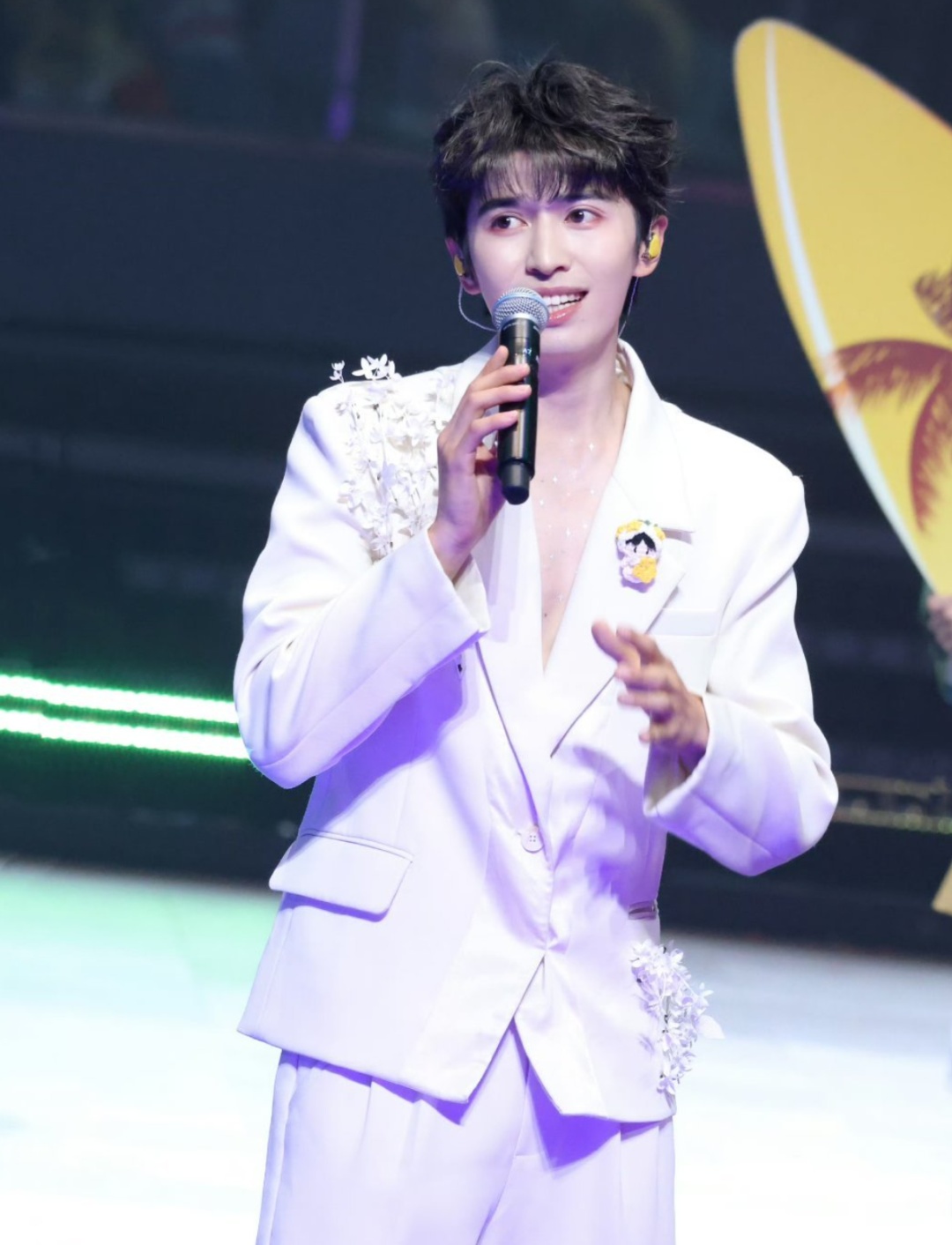 “阿条姐”黄雨婷深夜晒照！网友：又幸福了！