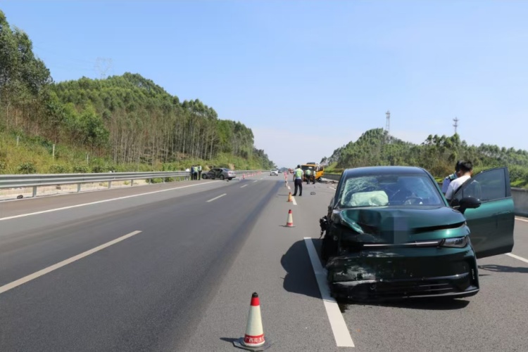 两小车在高速上拦截拖车，同伴不幸被撞身亡