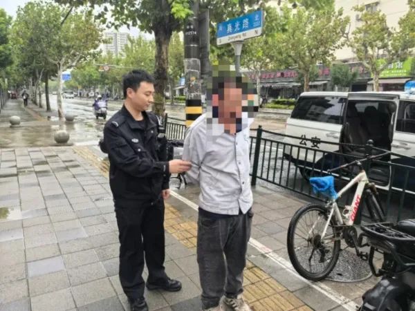 男子坐火车途经上海中转,伸出贼手偷自行车!原因令人哭笑不得 男子坐火车途经上海中转,伸出贼手偷自行车!原因令人哭笑不得