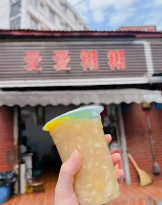 粉丝拉着行李箱排队买！华晨宇带火武汉一甜品店，店主回应