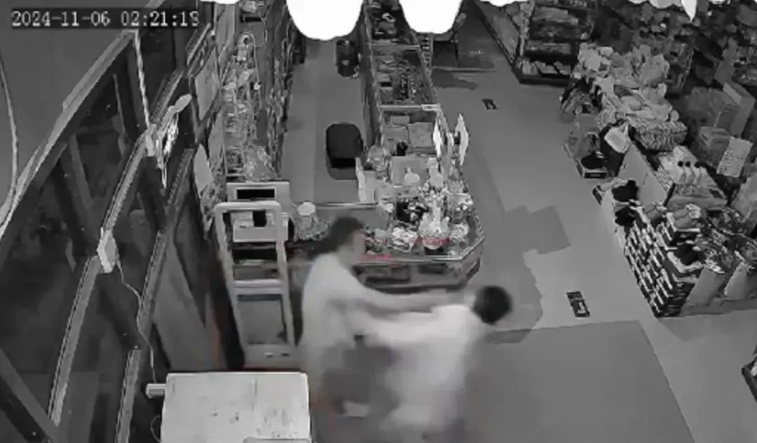 医生凌晨踹门，进便利店后10秒打死老板！死者亲属：至今不知被打的原因
