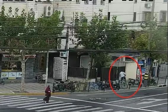 男子坐火车途经上海中转,伸出贼手偷自行车!原因令人哭笑不得 男子坐火车途经上海中转,伸出贼手偷自行车!原因令人哭笑不得