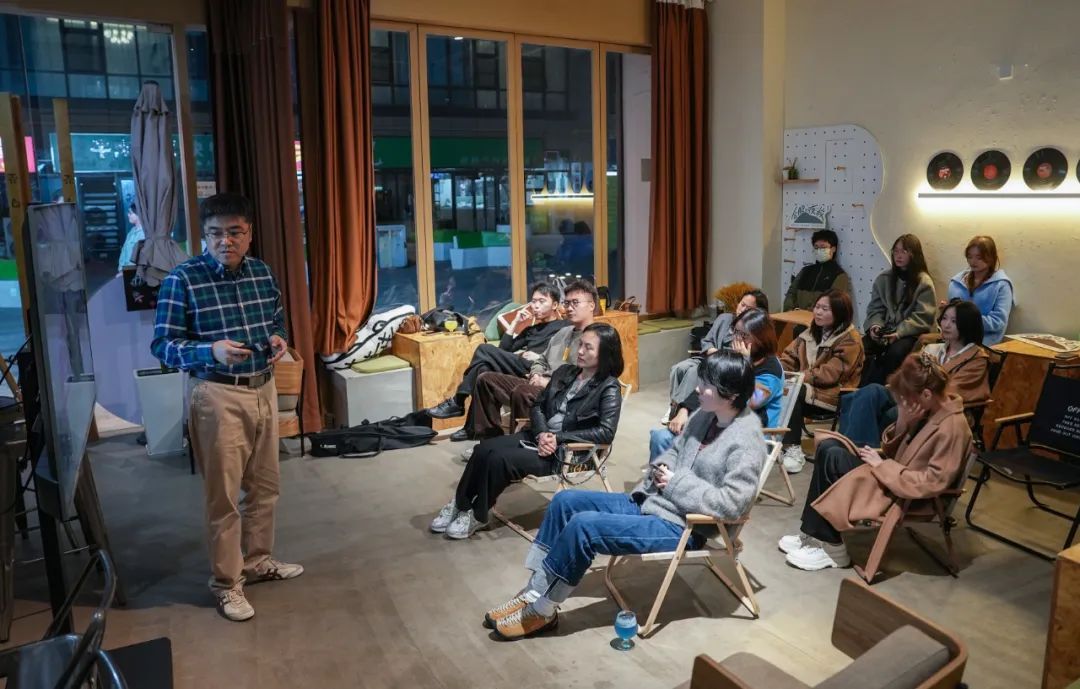 突然火了！合肥年轻人，酒吧里卷“学术”？！