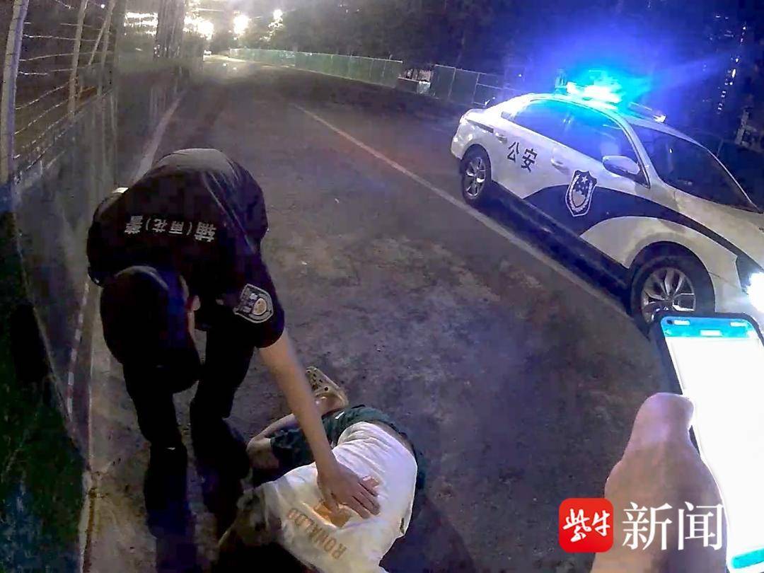 男子酒后倒地不起，民警相助送其回家