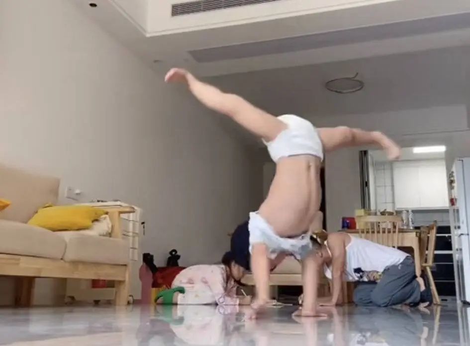 3岁“小孩哥”穿尿不湿参加街舞比赛！父亲：靠模仿自学倒立