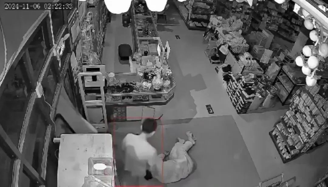 医生凌晨踹门，进便利店后10秒打死老板！死者亲属：至今不知被打的原因