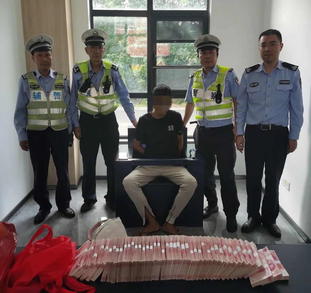 把卡内的钱买成黄金供“警察”核查？ 大爷被骗70余万