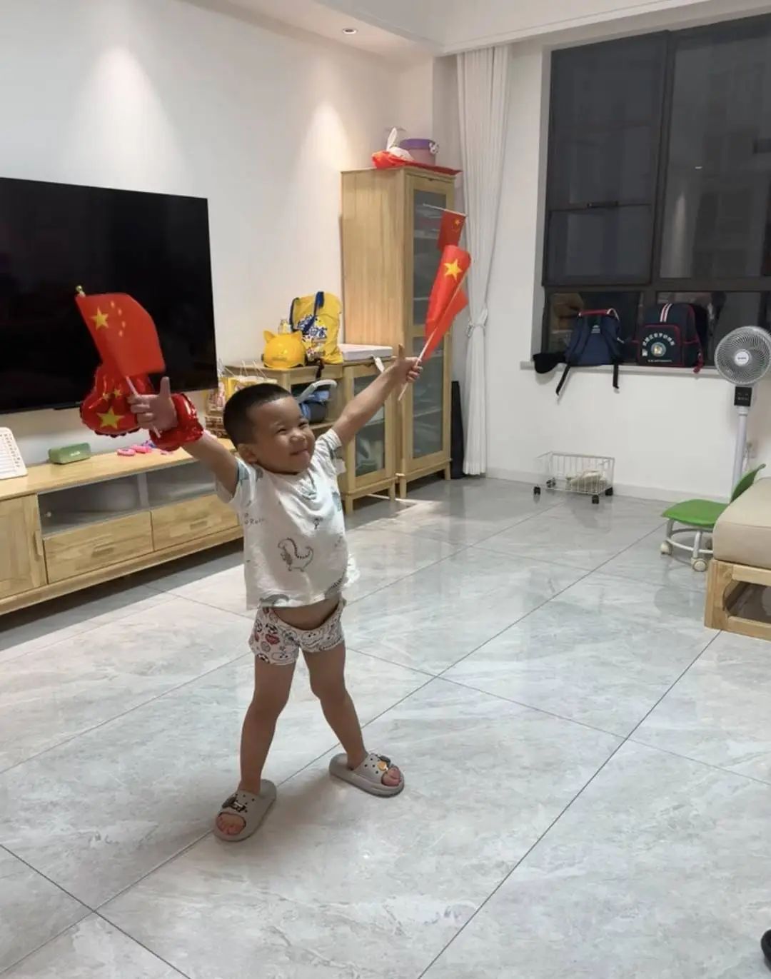 3岁“小孩哥”穿尿不湿参加街舞比赛！父亲：靠模仿自学倒立