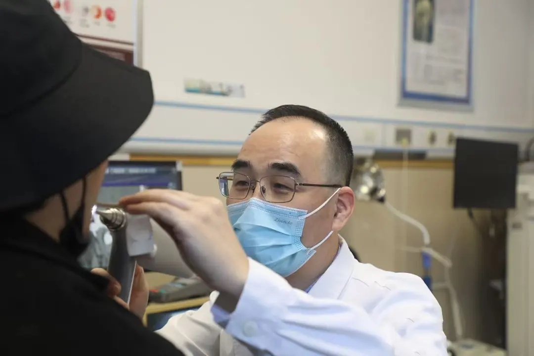每天醒来嗓子像吞刀片！这个习惯很多人都有，严重腐蚀器官