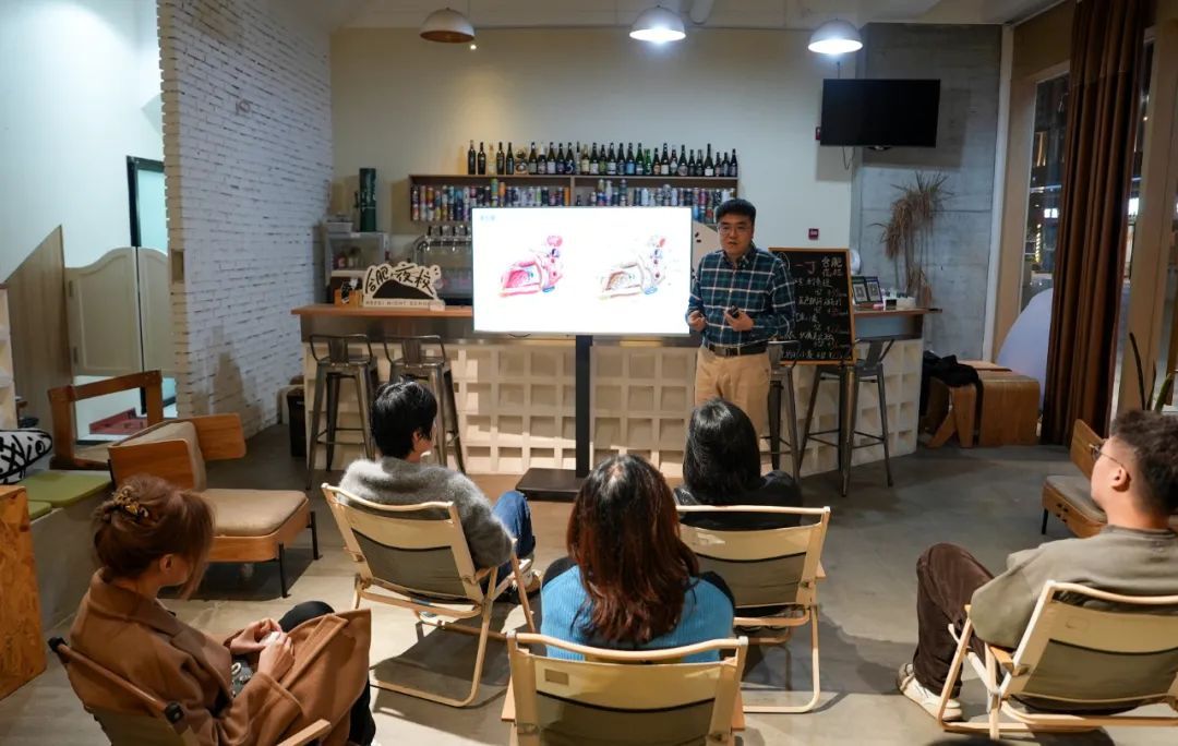 突然火了！合肥年轻人，酒吧里卷“学术”？！