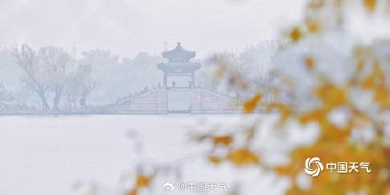 北京雨雾蒙蒙 烟雨中的颐和园似水墨画
