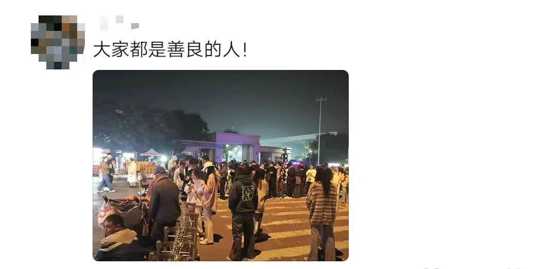 高校旁的这家烤红薯摊火了！众多大学生排队守护……