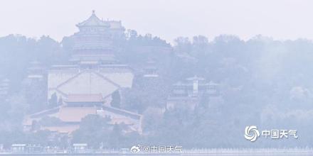 北京雨雾蒙蒙 烟雨中的颐和园似水墨画