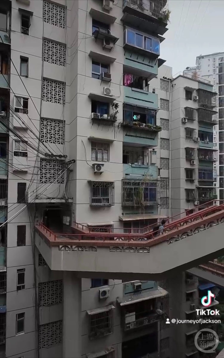 重庆小哥把“上班之路”发到网上,全世界网友惊呆了! 重庆小哥把“上班之路”发到网上,全世界网友惊呆了!