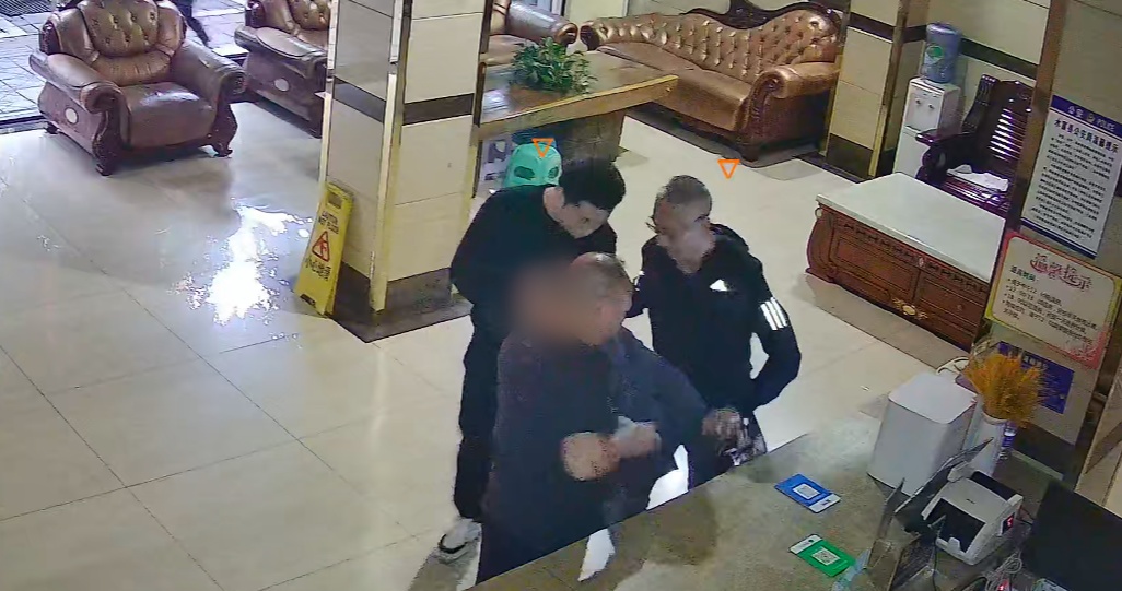 窃贼脑洞大开，盗窃现金后藏在了……