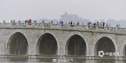 北京雨雾蒙蒙 烟雨中的颐和园似水墨画