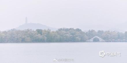 北京雨雾蒙蒙 烟雨中的颐和园似水墨画