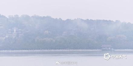 北京雨雾蒙蒙 烟雨中的颐和园似水墨画
