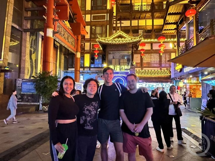 重庆小哥把“上班之路”发到网上,全世界网友惊呆了! 重庆小哥把“上班之路”发到网上,全世界网友惊呆了!