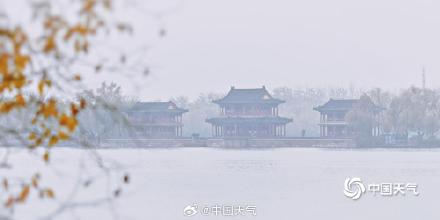 北京雨雾蒙蒙 烟雨中的颐和园似水墨画