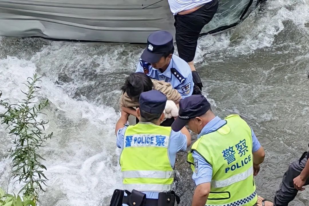 8人搭起“人桥”，救起被困湍流中的一老一小