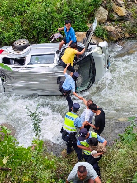 8人搭人桥湍流中救起一老一小