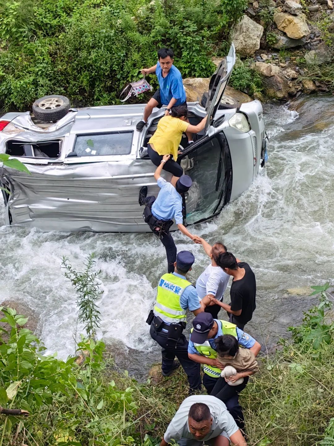 8人搭起“人桥”，救起被困湍流中的一老一小