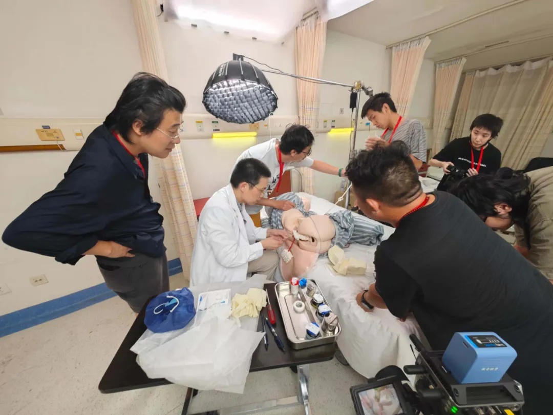 张文宏不做医生了?首部“跨界”电影免费看!居然演了这个角色... 张文宏不做医生了?首部“跨界”电影免费看!居然演了这个角色...