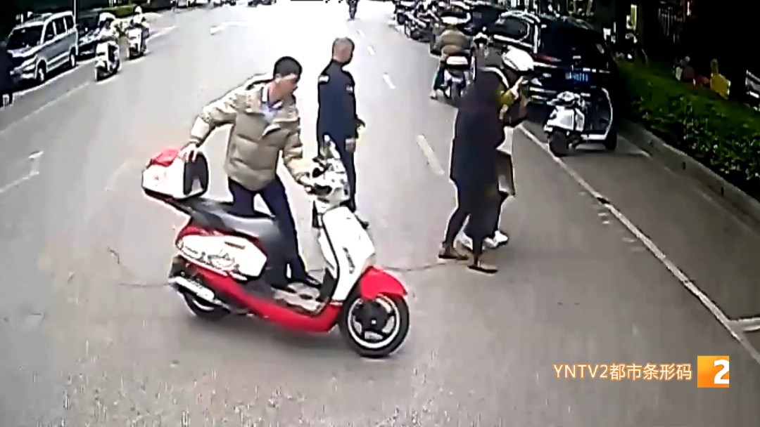 怀孕8个月骑车摔倒,幸亏有这些热心人…… 怀孕8个月骑车摔倒,幸亏有这些热心人……