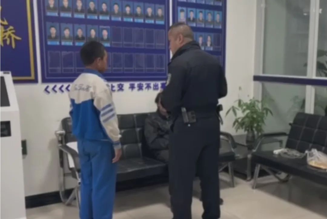 睡在搅拌机里的孩子被蜀黍找到了……