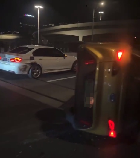 上海南北高架突发！两车碰擦致一车侧翻，车内人员从天窗脱困