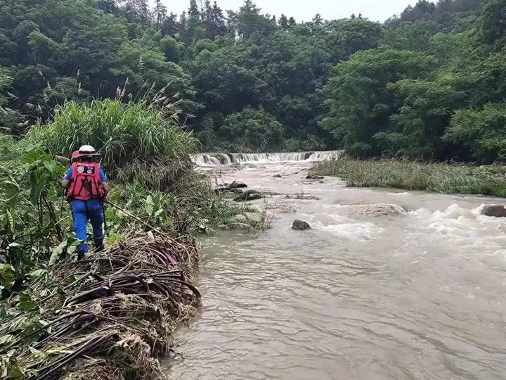 那个把老百姓背在背上的年轻基层干部走了……