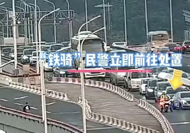 事发上海晚高峰,高架上演危急一幕!民警咆哮:下来! 事发上海晚高峰,高架上演危急一幕!民警咆哮:下来!