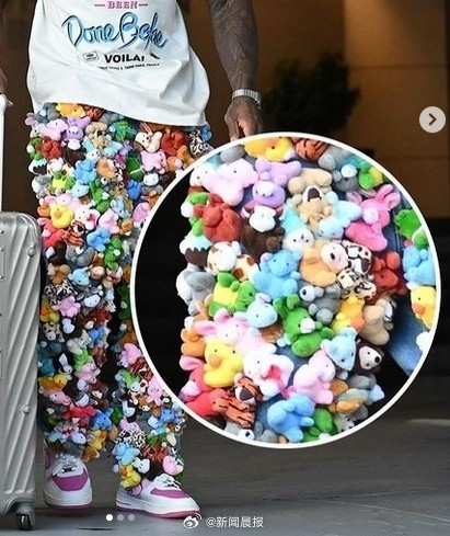 你觉得好看吗?售价650美元牛仔裤上缝玩偶正掀起时尚狂潮 你觉得好看吗?售价650美元牛仔裤上缝玩偶正掀起时尚狂潮