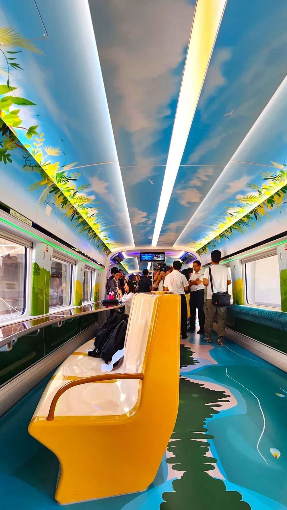 AI赋能、自助饮料、无线充电……海南“最潮”动车组来啦！