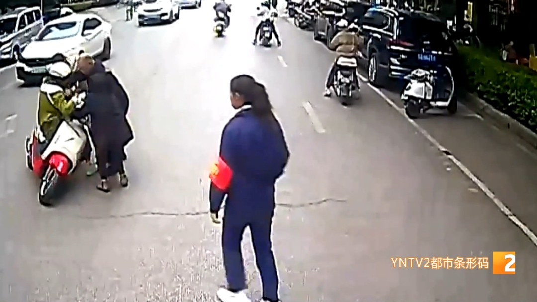 怀孕8个月骑车摔倒,幸亏有这些热心人…… 怀孕8个月骑车摔倒,幸亏有这些热心人……