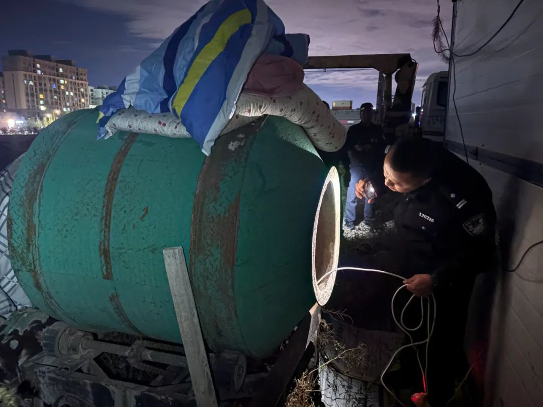 睡在搅拌机里的孩子被蜀黍找到了……