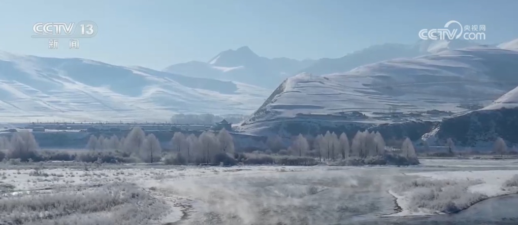 来湿地看候鸟游曳翱翔 来高原赏雪山云海奇景 向“绿”而行共绘大美生态画卷