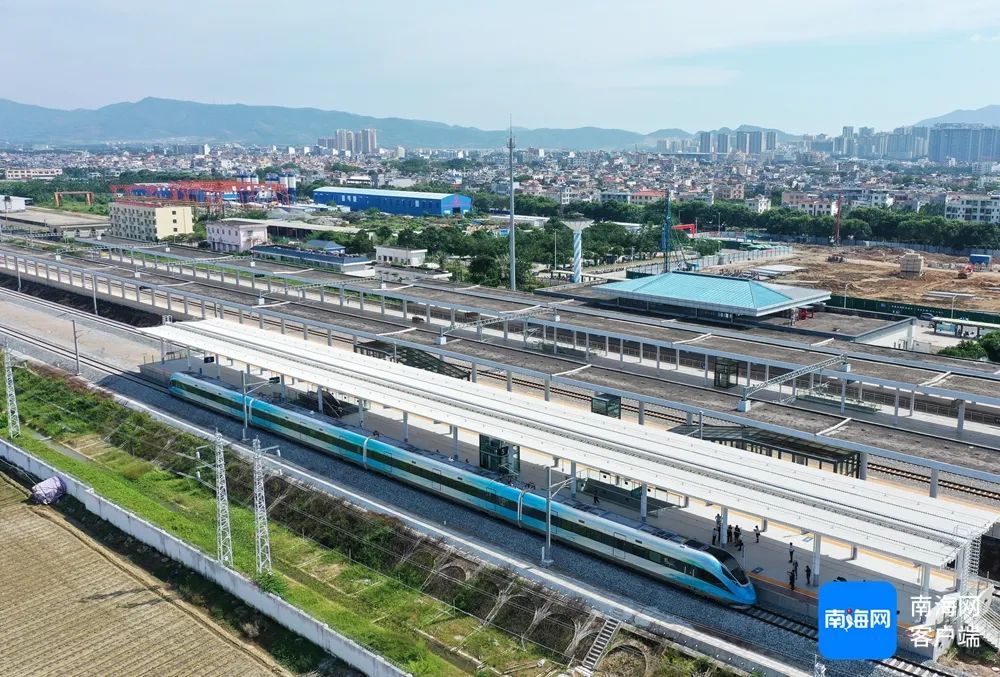 AI赋能、自助饮料、无线充电……海南“最潮”动车组来啦！