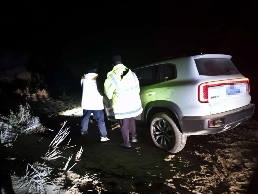 男子神舟十八 “追星” 之旅遇险，蜀黍急走沙漠夜路援救航天爱好者