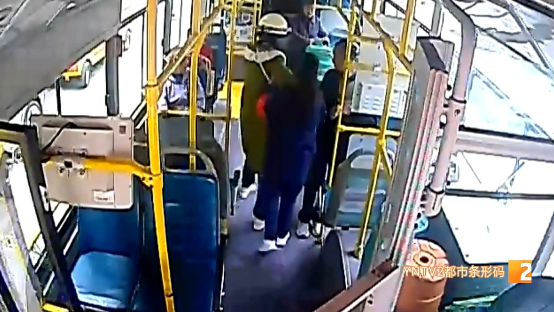 怀孕8个月骑车摔倒,幸亏有这些热心人…… 怀孕8个月骑车摔倒,幸亏有这些热心人……