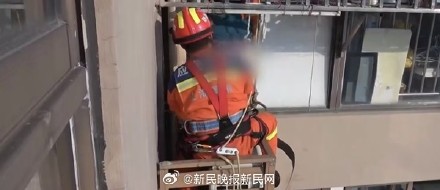78岁独居阿婆跌入11楼外缝隙被困2天，邻居发现后获救