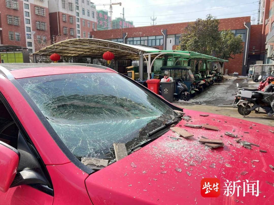 外墙墙砖脱落砸坏车辆，修车费用谁来买单？