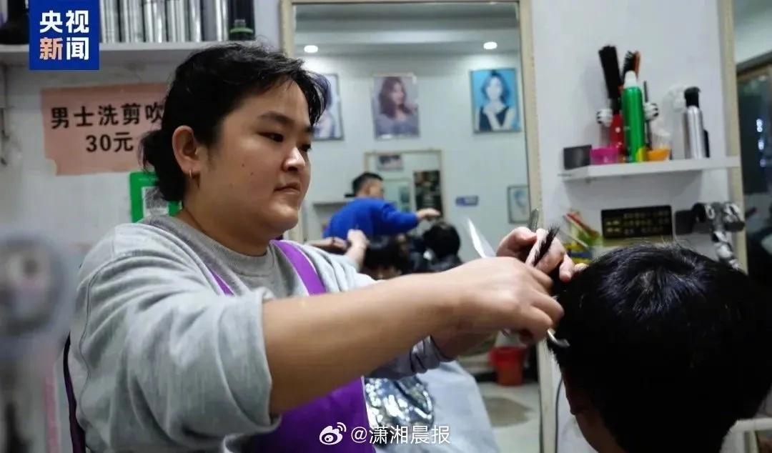 理发师晓华突然晕倒被救护车拉走?当地回应 理发师晓华突然晕倒被救护车拉走?当地回应