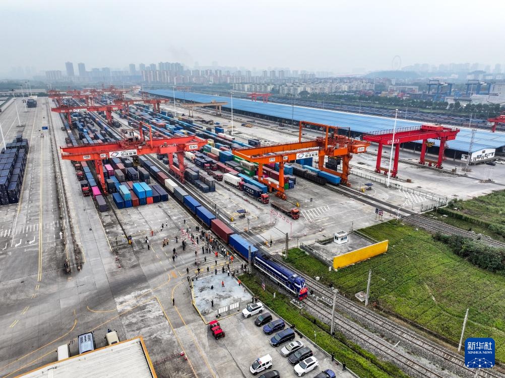中欧班列开行突破10万列 中欧班列开行突破10万列