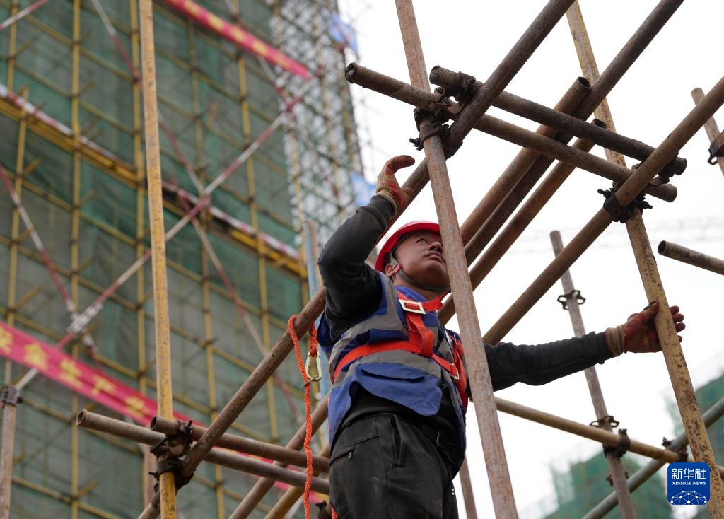 沈阳:城中村改造回迁安置房项目封顶 沈阳:城中村改造回迁安置房项目封顶