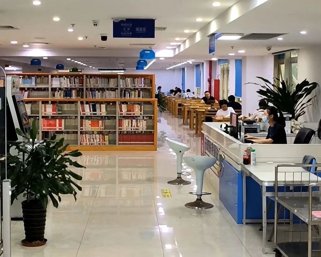 厦门流浪汉进图书馆引热议！官方：每位公民都有进图书馆阅读的权利